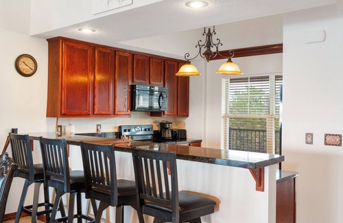 Table Rock Condo | Penthouse Condo with Stunning Lake View and Sunroom - The Majestic at Table Rock