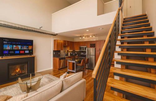DeBaliviere Place Apartment | Penthouse Loft Forest Park View Free Parking