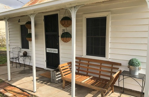 Avoca Cottage | Peppercorn Cottage Avoca . Colonial cottage accommodation on the Avoca River