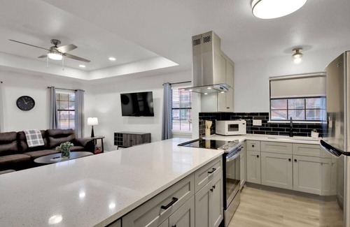 Taylor House | Peppercorn Yellow - Locally Run!