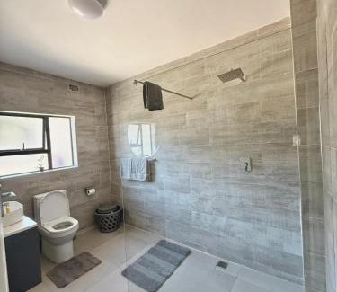 Greendale Apartment | PEREZ Apartments - ELEGANT LIVING IN THE LUSH GREENDALE SURBUB