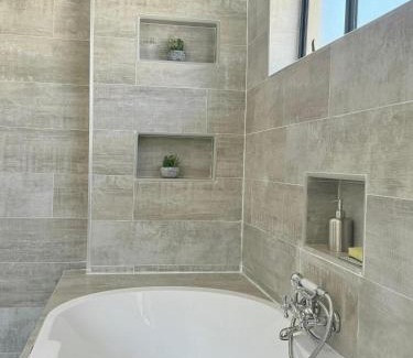 Greendale Apartment | PEREZ Apartments - ELEGANT LIVING IN THE LUSH GREENDALE SURBUB