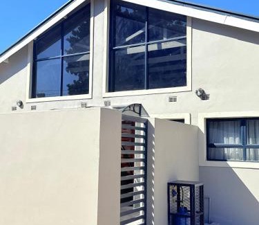 Greendale Apartment | PEREZ Apartments - ELEGANT LIVING IN THE LUSH GREENDALE SURBUB