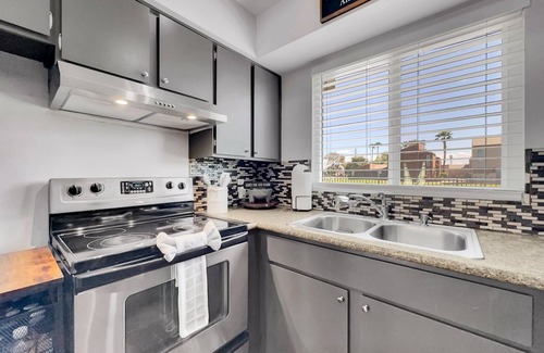 Tempe House | Perfect 3/2 Patio Home! Pool Close! Private Courtyard!