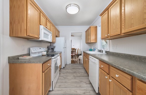 South Haven House | Perfect cottage for a quiet getaway with fire pit