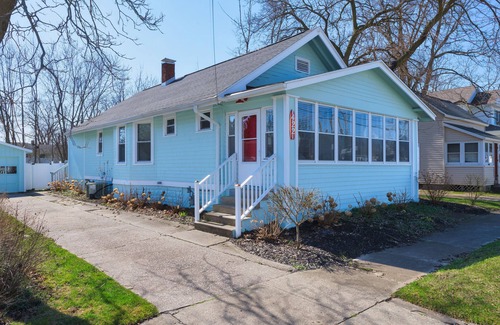 South Haven House | Perfect cottage for a quiet getaway with fire pit