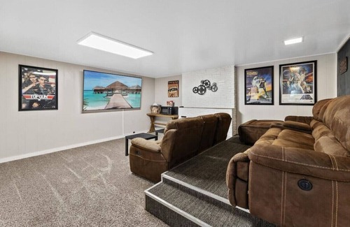 South Perry District Apartment | Perfect for groups-Theater & Arcade close to dwtn!