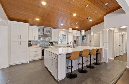 South Perry District Apartment | Perfect for groups-Theater & Arcade close to dwtn!