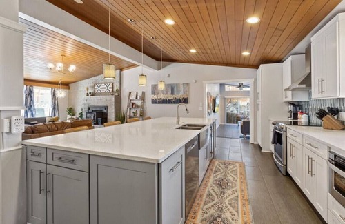 South Perry District Apartment | Perfect for groups-Theater & Arcade close to dwtn!