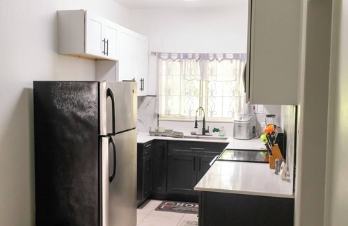 West Gate Hills Apartment | PERFECT FOR LARGE GROUPS-EXCELLENT LOCATION, MINUTES FROM EVERYTHING.