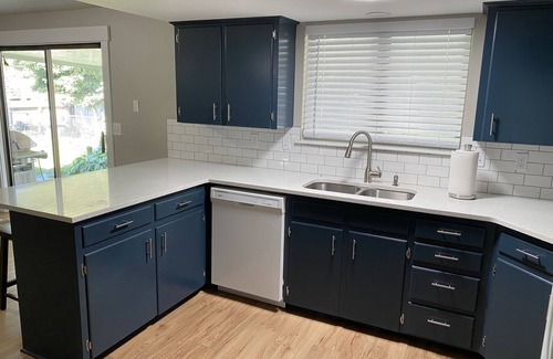 Caldwell House | Perfect for Long Stays. Recently remodeled townhouse next to Freeway & C of I.