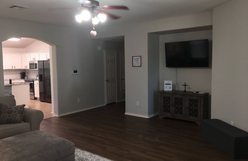 Hewitt House | Perfect home for Baylor, Silos, and Business guests