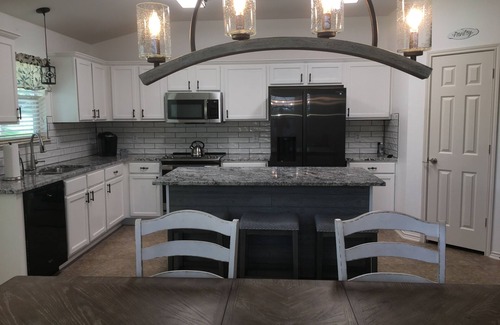 Hewitt House | Perfect home for Baylor, Silos, and Business guests
