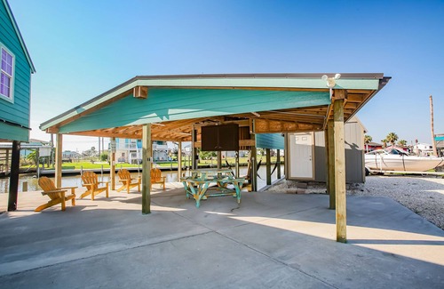 Cedar Lane House | Perfect little Getaway for the fishers and beach goers!