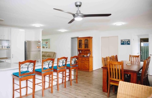Warana House | Perfect Location 4Brm Home Warana - 200m to Beach!