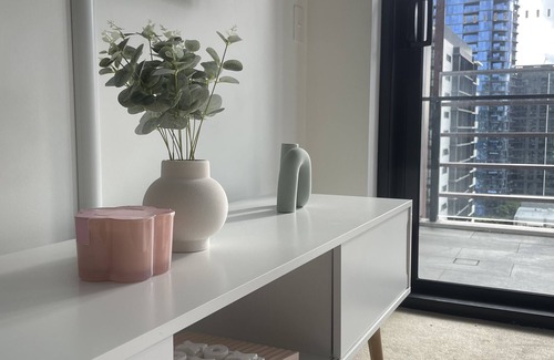 South Brisbane Apartment | Perfect location! Free CBD parking!