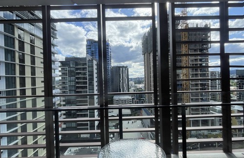 South Brisbane Apartment | Perfect location! Free CBD parking!
