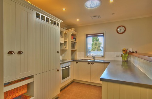 Frankton House | Perfect Location. Cute as holiday home in the heart of old Frankton.