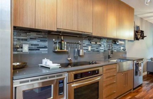 Mount Pleasant Condo | Perfect location/private patio/rooftops AMAZING VIEWS!/gym/courtyard