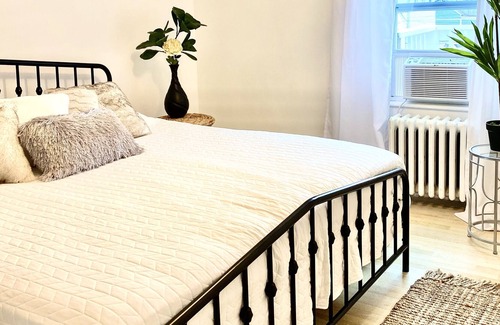 Yachting Village Cottage | Perfect Newport Cottage. Walk to all the town has to offer!