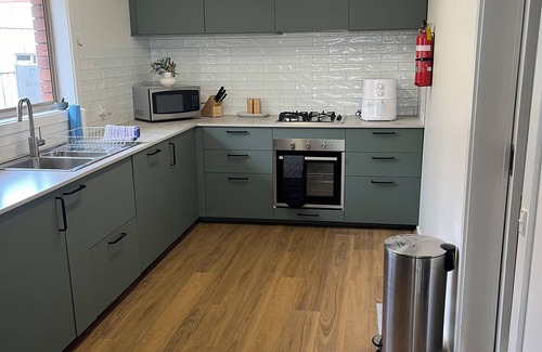 Buninyong Cottage | Perfect retreat in the heart of Buninyong 2 min walk to Red Door Pizza & Lounge