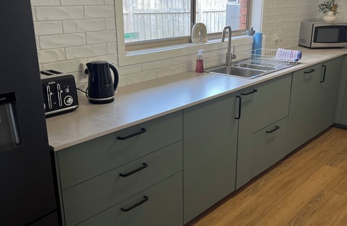 Buninyong Cottage | Perfect retreat in the heart of Buninyong 2 min walk to Red Door Pizza & Lounge