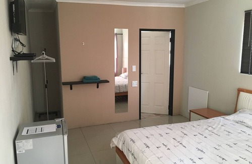 Kempton Park House | Perfect room for work, airport transit and tourism
