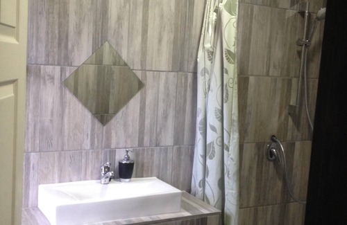 Kempton Park House | Perfect room for work, airport transit and tourism