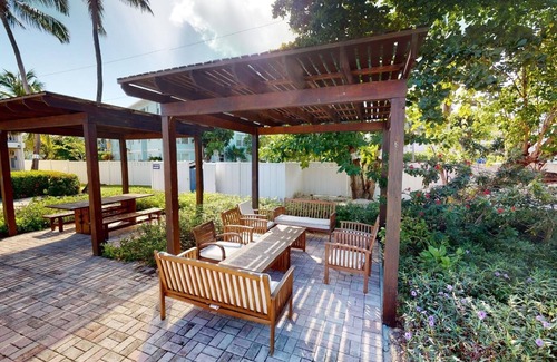 Seven Mile Beach Apartment | Perfectly Located in the Heart of Seven Mile Beach by RedAwning