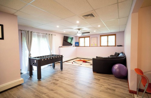 Westwood Apartment | Perfectly Located & Comfy Suite - Fall's Best !
