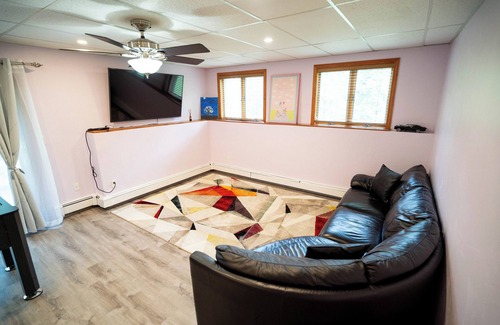 Westwood Apartment | Perfectly Located & Comfy Suite - Fall's Best !