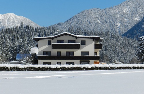 Ehenbichl Apartment | Perfectly quiet but central location, spacious apartment for families or groups!