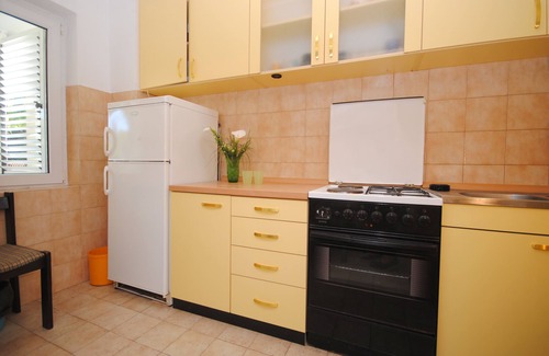 Kastel Stafilic Apartment | Perkovic apartment Ana is just 50 m from the inviting beach in Kaštel Štafić