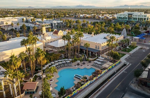 Downtown Resort | Pet Friendly 2 Queen Stay! Sunset Views, Relaxing Pool | Steps from Golf Course!