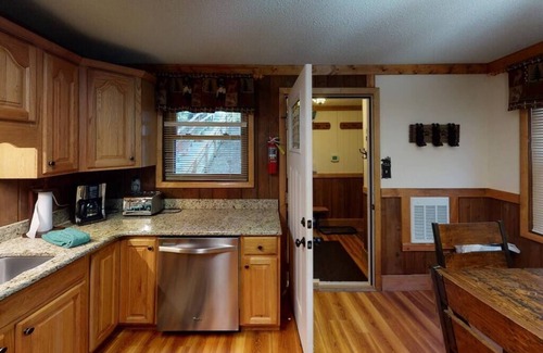Snowshoe Ski Chalet | PET FRIENDLY 2br/2ba Tree Top -walk to ski/village