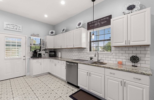 Near East Side House | Pet-Friendly Alamodome Home /5 Minutes to RiverWalk; AT&T; Historic Pearl; Zoo