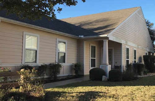 Sun City Cottage | PET FRIENDLY! Book now to enjoy great TEXAS SPRING Weather!