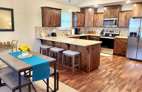 Holiday Island House | Pet Friendly Bungalow close to Eureka Springs!