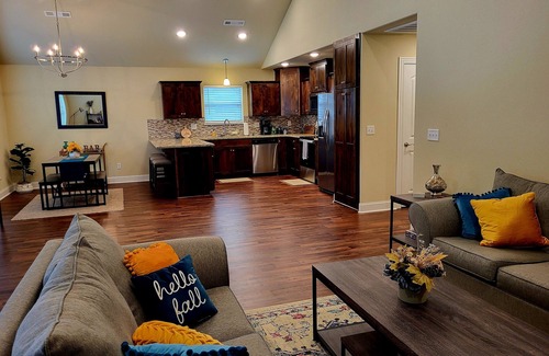 Holiday Island House | Pet Friendly Bungalow close to Eureka Springs!