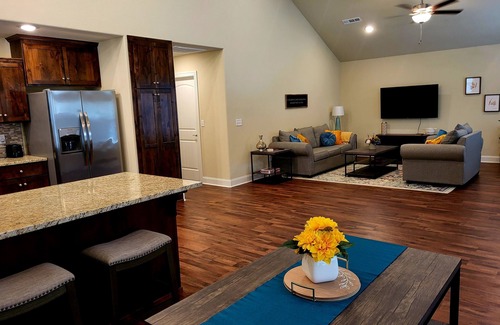 Holiday Island House | Pet Friendly Bungalow close to Eureka Springs!