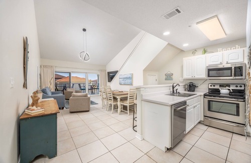 Miramar Beach Condo | Pet Friendly-Close to Beach-Beach Service Included!