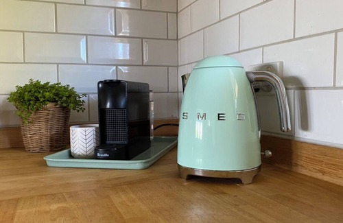Redcliffe House | Pet Friendly -Easy walk to beach, cafes, restaurants - Free Netflix - Wifi