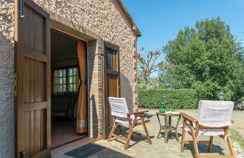 Roccastrada Villa | Pet-Friendly Finca 'Flores' with Mountain View, Shared Pool & Wi-Fi