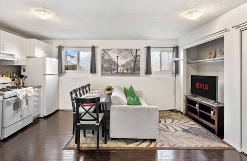 Southeast Calgary House | Pet Friendly » Free Banff Pass » 1 BR » Netflix