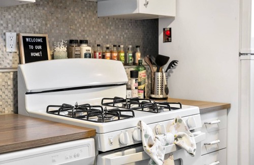 Southeast Calgary House | Pet Friendly » Free Banff Pass » 1 BR » Netflix