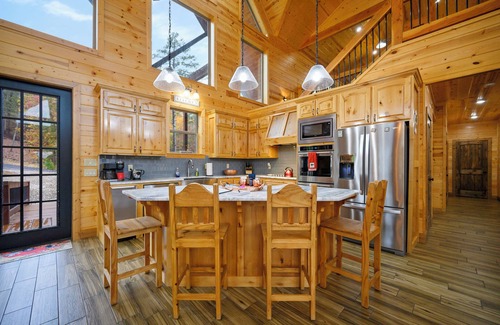 Broken Bow Cabin | Pet Friendly-Glory Heights-Luxury Cabin in Broken Bow-Mountain Views! Sleeps 18