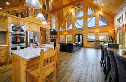 Broken Bow Cabin | Pet Friendly-Glory Heights-Luxury Cabin in Broken Bow-Mountain Views! Sleeps 18
