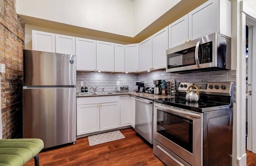Historic Downtown Savannah House | Pet Friendly/Historic/Downtown/Bike or walk to Forsyth Park/Spacious
