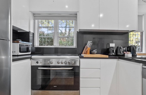 Bellevue Hill Apartment | Pet-Friendly Home Just Minutes from Bondi Beach