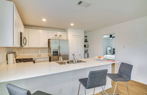 New Caney House | Pet-Friendly Home ~ 4 Mi to Big Rivers Water Park!